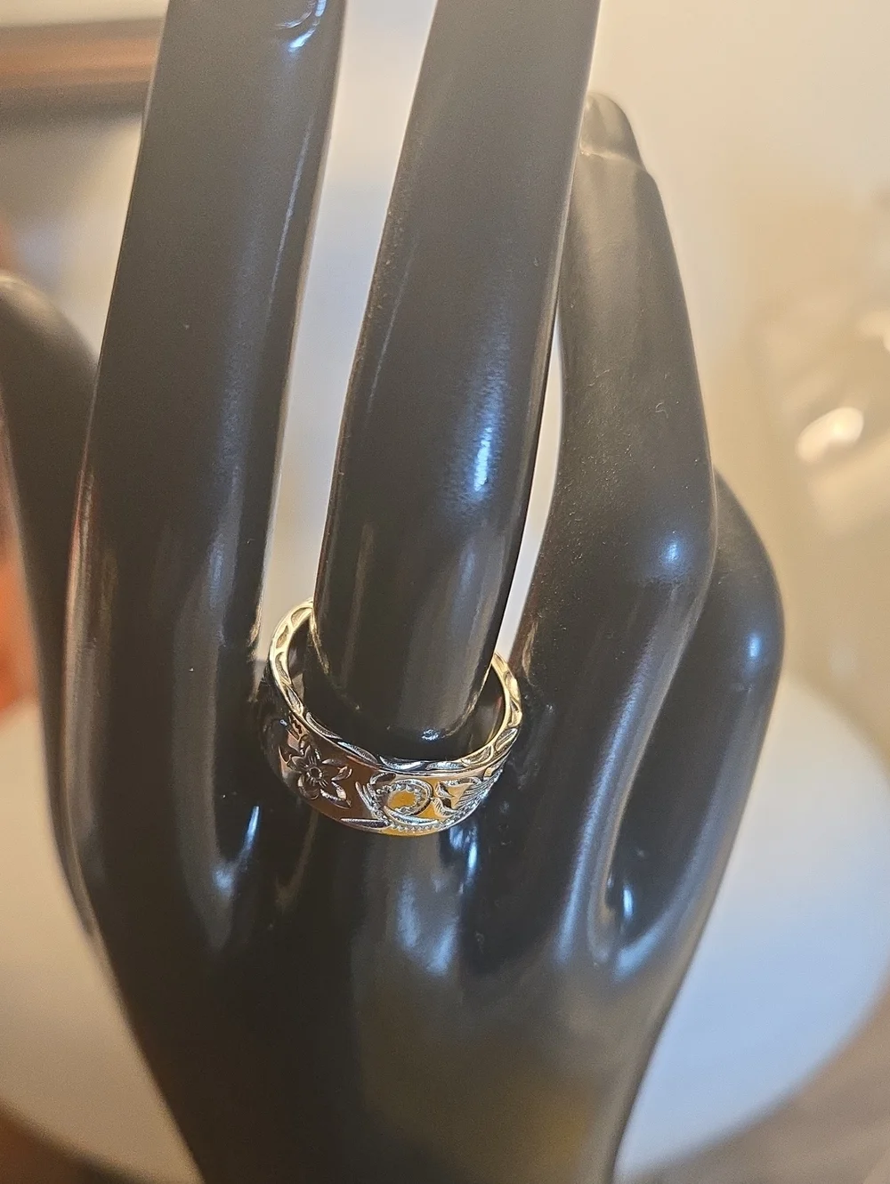 Contemporary Minimalist Design Floral Carved Wide Band Ring Size 9